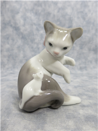 CAT AND MOUSE 3-1/4 inch Porcelain Figurine  (Lladro, #5236, 1971)
