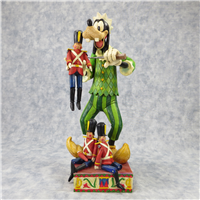 SANTA'S GOOFY HELPER 11-1/4 inch Disney Figurine (Jim Shore, Enesco, 4005627, 2006)