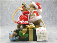 MERRY KISS-MAS 4-3/8 inch Christmas Mouse Figurine (Charming Tails, Hamilton Collection, 2007)