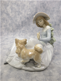 NOT TOO CLOSE 5-1/2 inch Porcelain Figurine  (Lladro, #5781, 1990)
