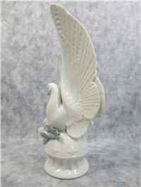 MESSAGE OF PEACE 10-1/2 inch Porcelain Tree Topper (Lladro, #6587, 1998)