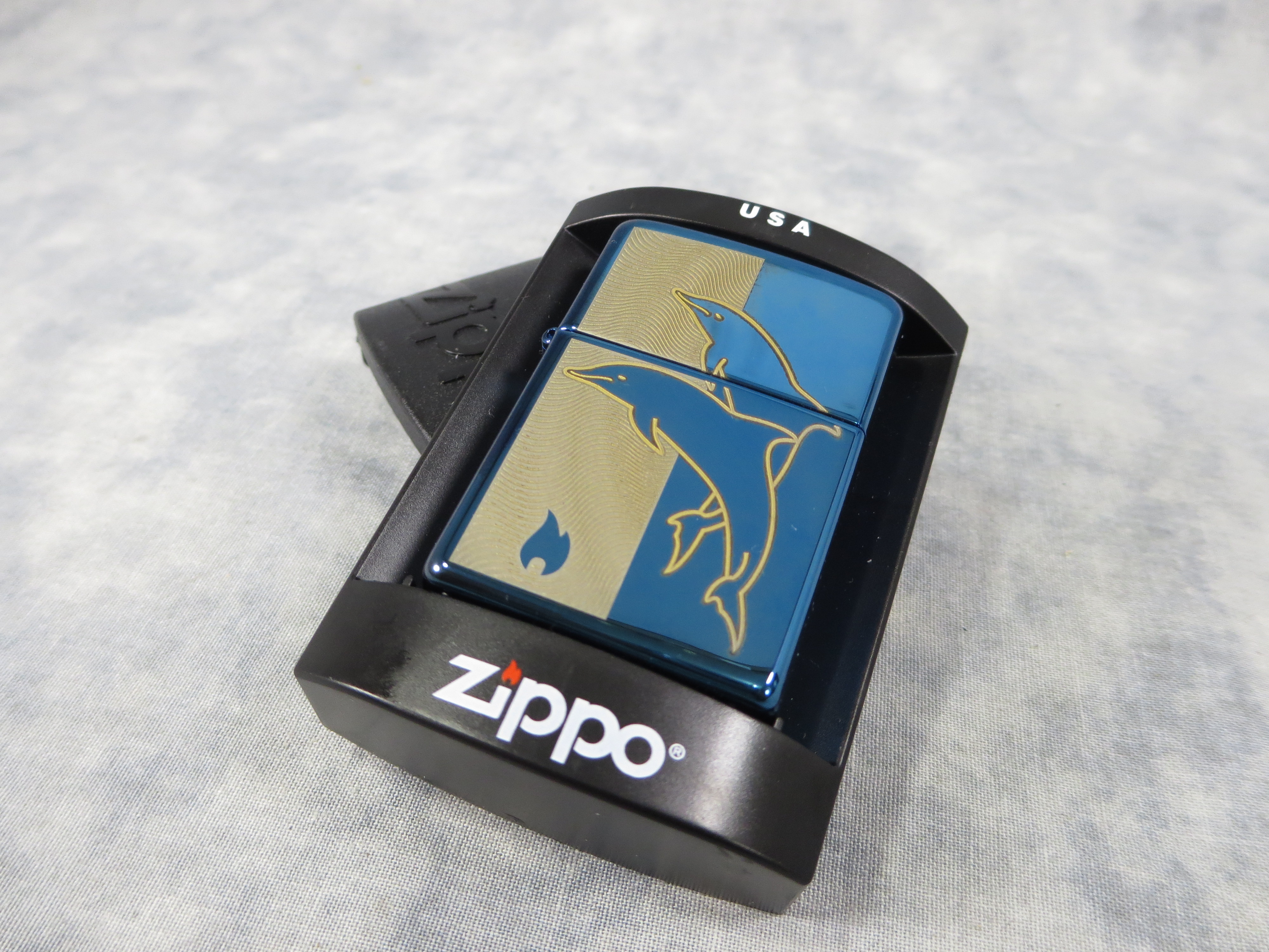 ORIGINAL VINTAGE ZIPPO 24296 JUMPING DOLPHINS EXCLUSIVE LIGHTER